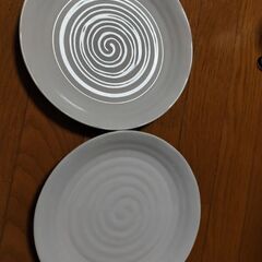 【無料でお譲りします】100均の平皿　2枚組（中古）の画像