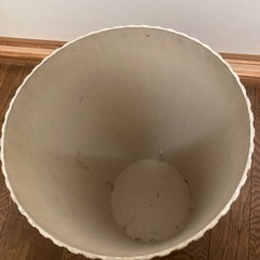 白のゴミ箱？傘立て？の画像
