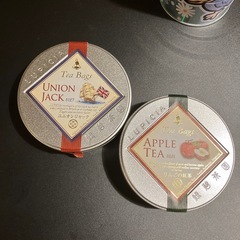 お菓子と紅茶の缶の画像