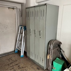 パイプ椅子、事務用机などの画像