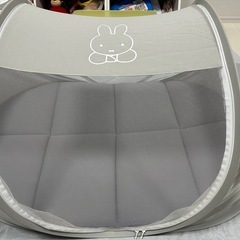 折りたたみドーム型ベビーベッドの画像