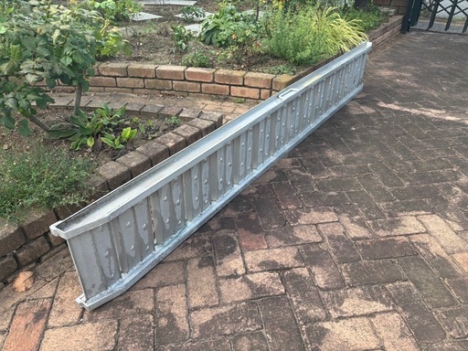 アルミラダー1本のみ
　長さ2.7m