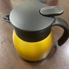 ブラックとゴールドの魔法瓶ポットの画像