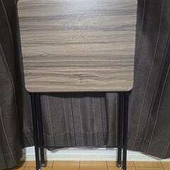 折り畳みの机の画像