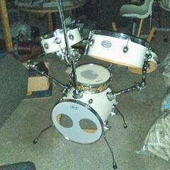 Pearl パール ドラムセット リズムトラベラー　ピュアホワイト　ケース付きの画像