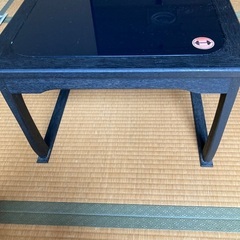 小さなガラステーブルの画像