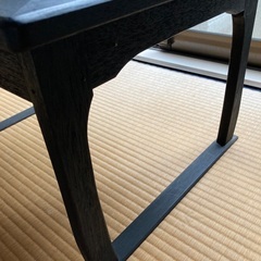 小さなガラステーブルの画像