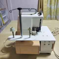 SINGERシンガーロックミシンMERRITTメリット SR-11　使い方が分からず動作確認出来ないのでジャンク品扱いでお願いいたします　少し難ありの画像