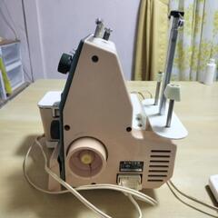 SINGERシンガーロックミシンMERRITTメリット SR-11　使い方が分からず動作確認出来ないのでジャンク品扱いでお願いいたします　少し難ありの画像