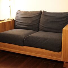 木枠が特徴のソファになります。の画像
