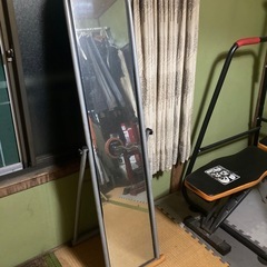 筋トレグッズと姿鏡の画像
