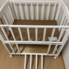 ベビーベッドの画像