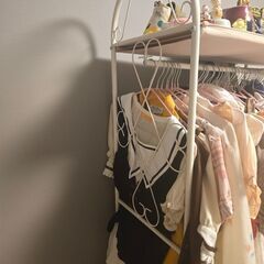 【無料でお譲りします】ロマプリ ハンガーラック（組立済み）の画像