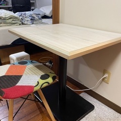 ダイニングテーブルの画像