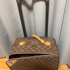 ヴィトンのスーツケースの画像