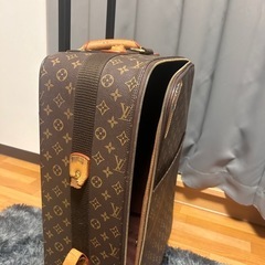 ヴィトンのスーツケースの画像