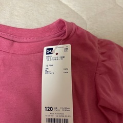 GU タグ付きTシャツとデニムキュロットの画像