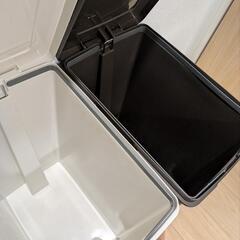場所によってお届け無料🆓ペダル式ゴミ箱デスクボックス45Lの画像