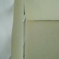 金属製ホワイトレザーチェアの画像
