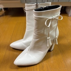 リボン付きショートブーツの画像