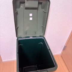 蓋付きゴミ箱の画像