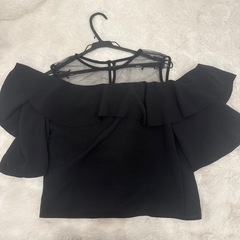 黒オフショルダートップスの画像