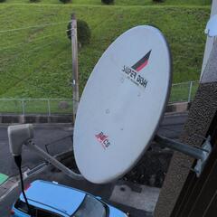 42インチテレビとBSアンテナの画像