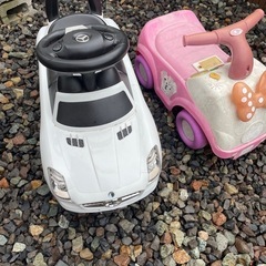 手押し三輪車、車のおもちゃ2台の画像