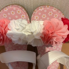 サンダル　18㎝　ベビーキッズ　花飾り付きホワイトベビーサンダルの画像