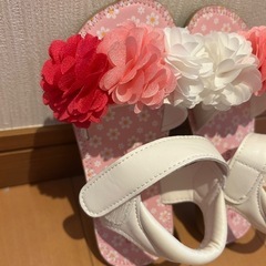 サンダル　18㎝　ベビーキッズ　花飾り付きホワイトベビーサンダルの画像
