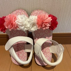サンダル　18㎝　ベビーキッズ　花飾り付きホワイトベビーサンダルの画像