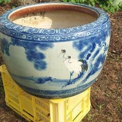 ✨重厚✨逸品✨『メダカ水槽か？火鉢か？アイキャッチか？』骨董火鉢大型鶴の図睡蓮鉢テーブルメダカ金魚直径55cm高さ36cmの画像