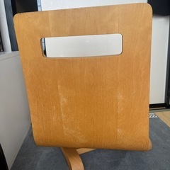 木製の回転座椅子の画像