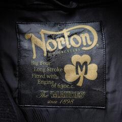 Norton スタジャン ブラック バックプリントの画像