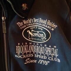 Norton スタジャン ブラック バックプリントの画像
