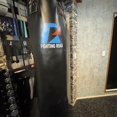 【川口市】FIGHTING ROADの黒いサンドバッグの画像
