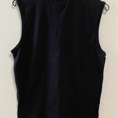 プーマノースリーブの黒Tシャツの画像