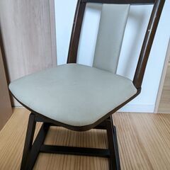 回転式ダイニングチェアの画像