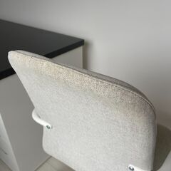 ベージュのファブリックオフィスチェアの画像