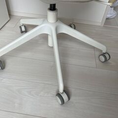 ベージュのファブリックオフィスチェアの画像