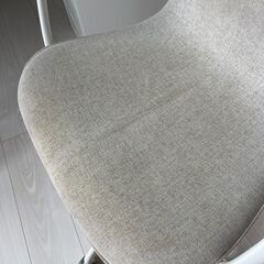 ベージュのファブリックオフィスチェアの画像