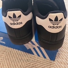 adidas 靴の画像