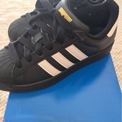adidas 靴の画像