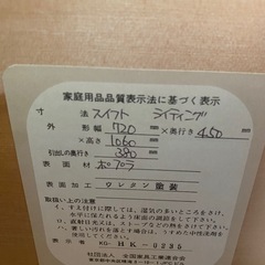 レトロな木製デスクの画像