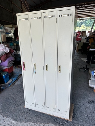 4人用スチールロッカー鍵付き