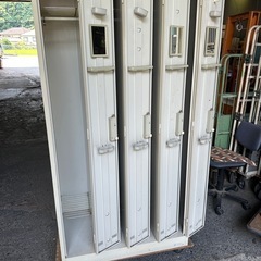 4人用スチールロッカー鍵付きの画像