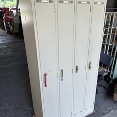4人用スチールロッカー鍵付きの画像