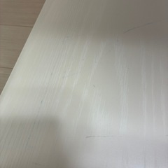 白の棚付き机の画像