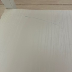 白の棚付き机の画像
