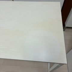 白の棚付き机の画像
